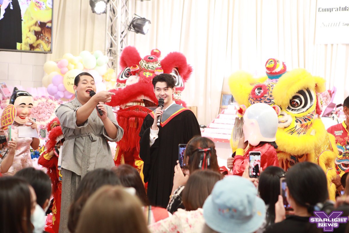 "เซ้นต์-ศุภพงษ์" สุดปลื้ม!! คว้าปริญญาได้สำเร็จ แฟนคลับจัดงานอวยยศเป็นของขวัญ

สมกับที่ทั้งเรียนและทำงานไปด้วยอย่างหนัก 

#มาม๊าครับเซ้นต์จบแล้วนะ 
#Saint_sup #MingEr  
#CongratstoSaintSup