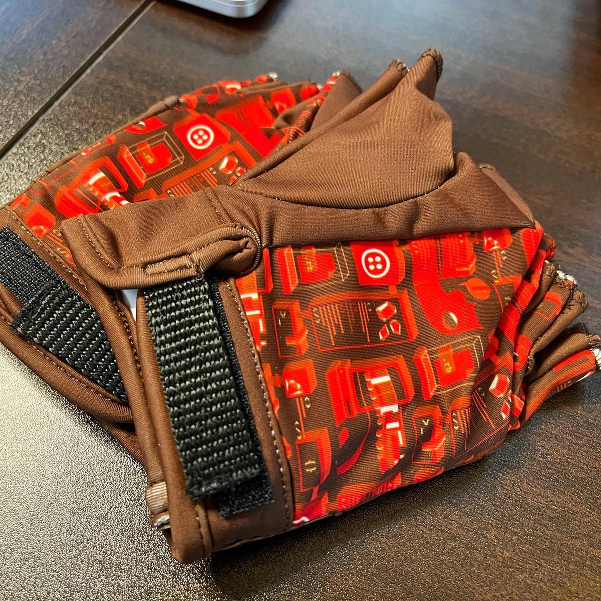 t_furusato's tweet photo. 10月に開催されたTwilio Signal 2021で、世界中で先着250名のコーディンググローブプレゼントに応募したところ、当選しました！！
本日、グローブが届きました。ありがとうございます！！
#CodingGloves #giveaway #Twilio https://t.co/cfRxL9juLK