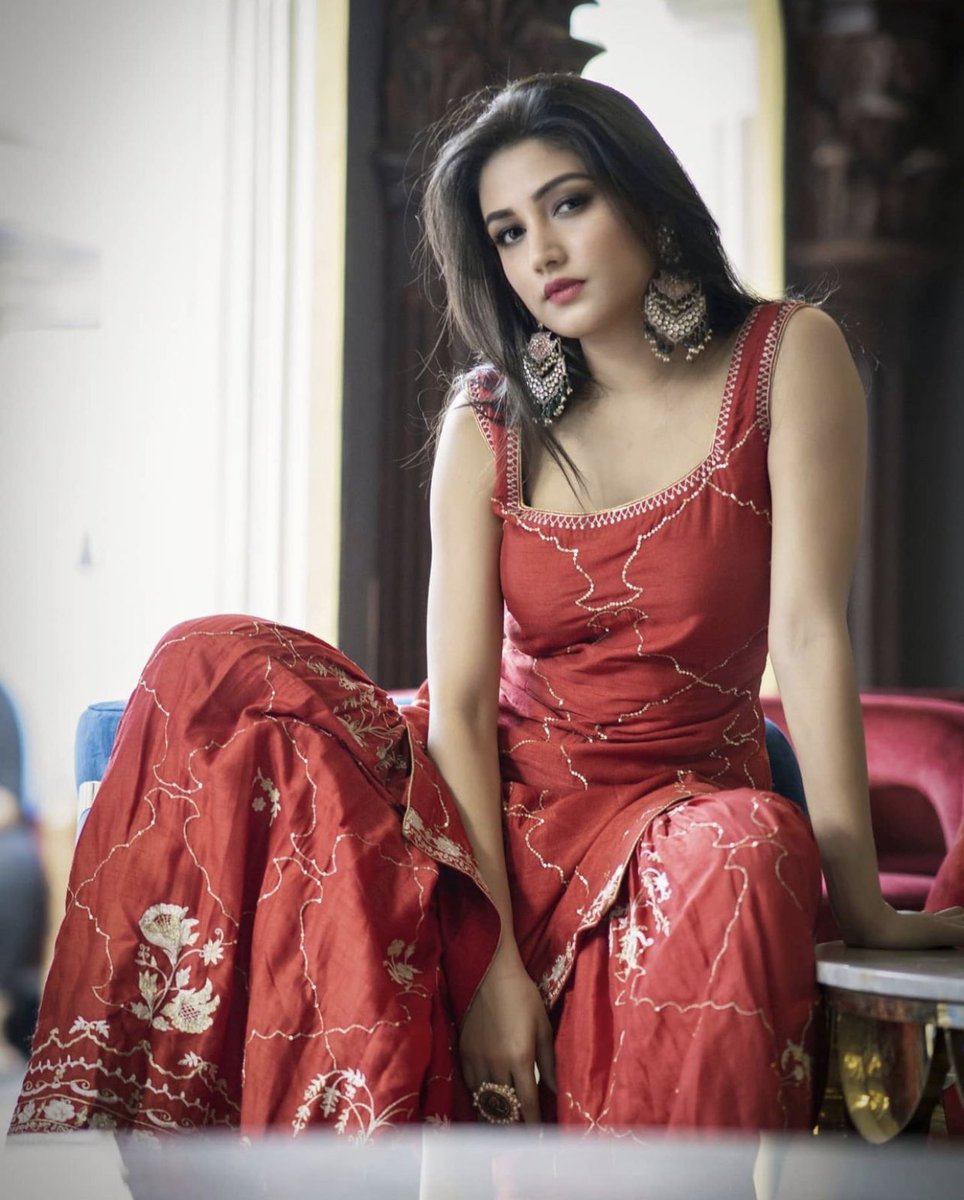 mehra_ada's tweet photo. This is “kisi ki band bajane ke baad” wala pose. DIL MAANGE DONAL #DonalBisht https://t.co/26eV0SuNjY