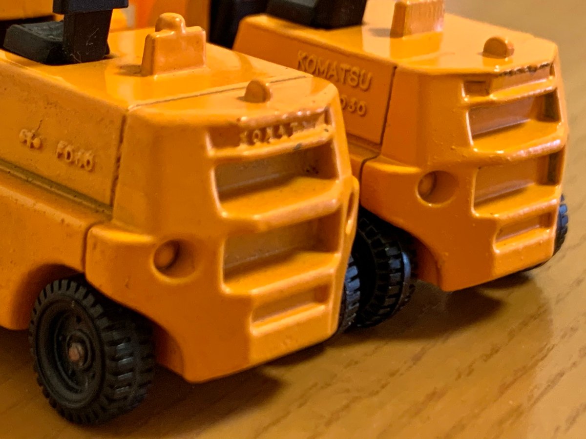 tomyunder1000's tweet photo. 並べてみるとよく分かった。
ツメの長さ違い
リアの穴の深さ・刻印場所違い
マストの枠の太さ
座席背もたれの違い
全て左側が初期型
右側が裏板に1974の刻印有りの後期型
#トミカ
#バリエーション
#FD30 https://t.co/x5tzzjCNJO