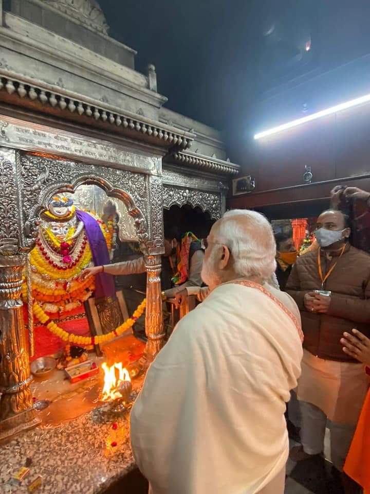 AruyanRupini's tweet photo. কাশীর কোতোয়াল কাল ভৈরবের মন্দিরে পূজো দিলেন যশস্বী প্রধানমন্ত্রী শ্রী Narendra Modi  জী। 

#DivyaKashiBhavyaKashi 🚩
#KashiVishwanathDham 🚩
#HarHarMahadevॐ https://t.co/ogpgXAg8Qv