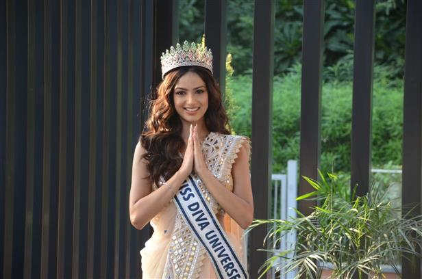 Sahil37201946's tweet photo. #MissUniverse2021 is #HarnaazSandhu in India! 21 years after Lara Dutta won the championship in 2000, Harnaaz won the #MissUniverse  crown.
#MissUniversePhilippines2021 #MissUniversePhilippines #MissUniverseindia #laradutta #India https://t.co/IOIs8Orq40