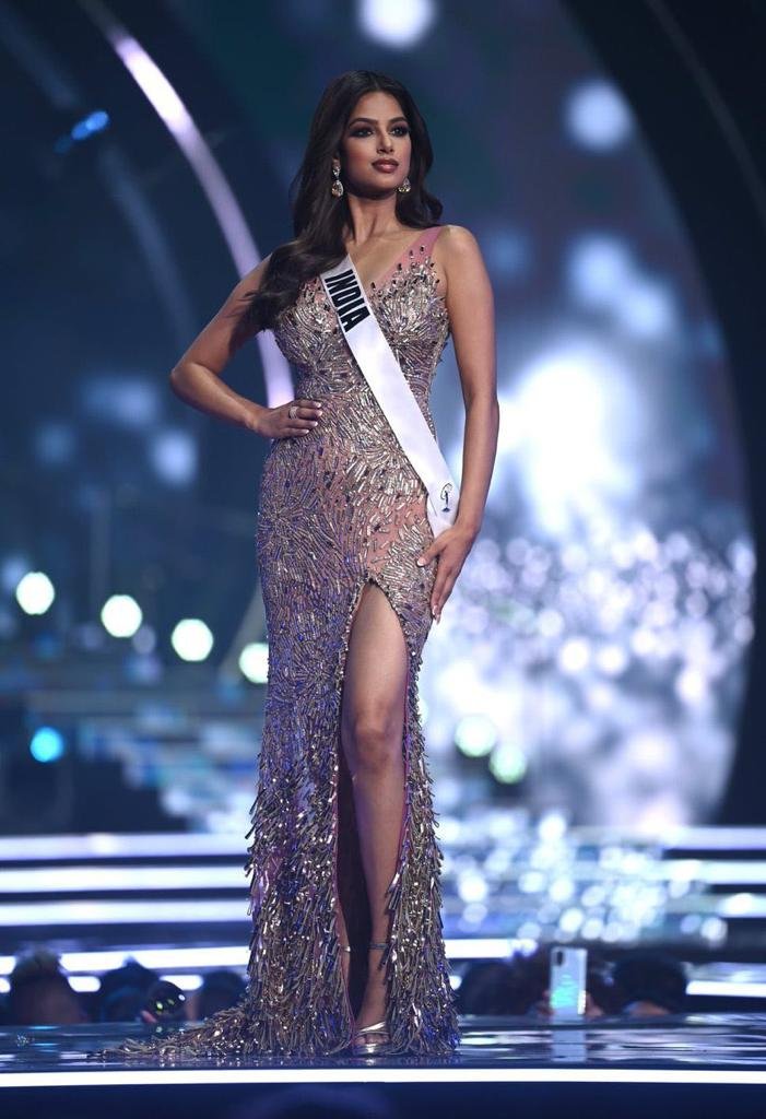 Sahil37201946's tweet photo. #MissUniverse2021 is #HarnaazSandhu in India! 21 years after Lara Dutta won the championship in 2000, Harnaaz won the #MissUniverse  crown.
#MissUniversePhilippines2021 #MissUniversePhilippines #MissUniverseindia #laradutta #India https://t.co/IOIs8Orq40