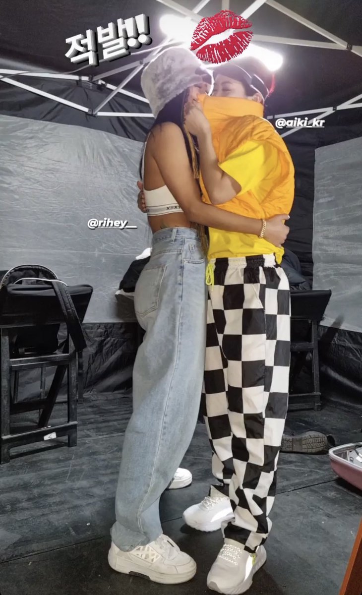 dprlj's tweet photo. so aiki and rihey also “kissed” last night 🤣 aiki’s really everywhere lmao

#StreetWomanFighter #CocaNButter 
#코카N버터 #코카앤버터 #Hook https://t.co/MtQ4y80UH4