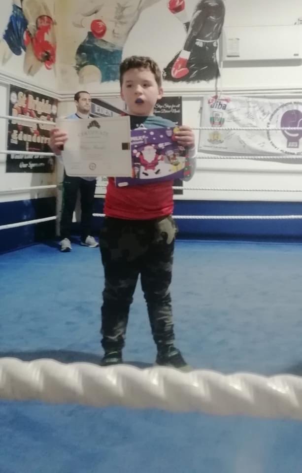 brianrushe81's tweet photo. No messing with Rhys! 4 training sessions in and he spars in front of a crowd. Oh to have confidence like that! #inthebluecorner #prouddaddy https://t.co/XHQnVFhE4P
