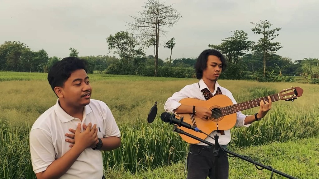 fasbuk_kds's tweet photo. Nyanyi Di Sawah Bersama  @aan_hariyanto_sastro_amijoyo dan @yahyaharyantoo 
Jangan Lupa Lihat Video Utuhnya di Youtube FASBuK yaa,
Like dan Subcribe Juga,, 
#fasbuklanjutlagi #fasbuk #Indonesiakaya #baktibudayadjarumfoundation #kudus #jawatengah  #eventk… https://t.co/jBwcajdimx https://t.co/iuprYPagAl