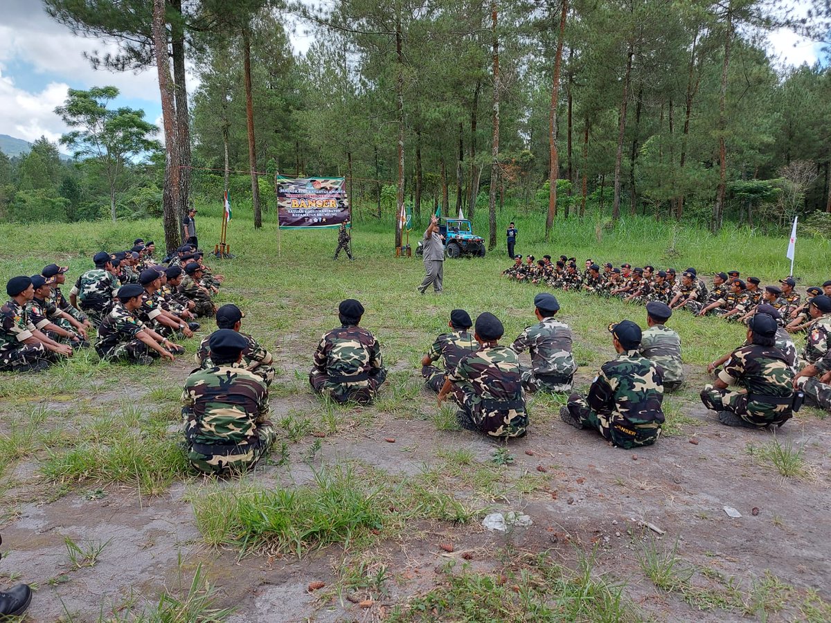 Guna mengantisipasi berbagai tantangan dan perubahan zaman, Banser Satkoryon Srumbung melaksanakan kegiatan Peningkatan Kapasitas Banser Se-Satkoryon Srumbung.

Kegiatan ini meliputi Longmarch, Ziarah dan Outbound, di Kawasan TNGM Randu Ijo Srumbung dan sekitarnya.
Ahad, 12/12/21