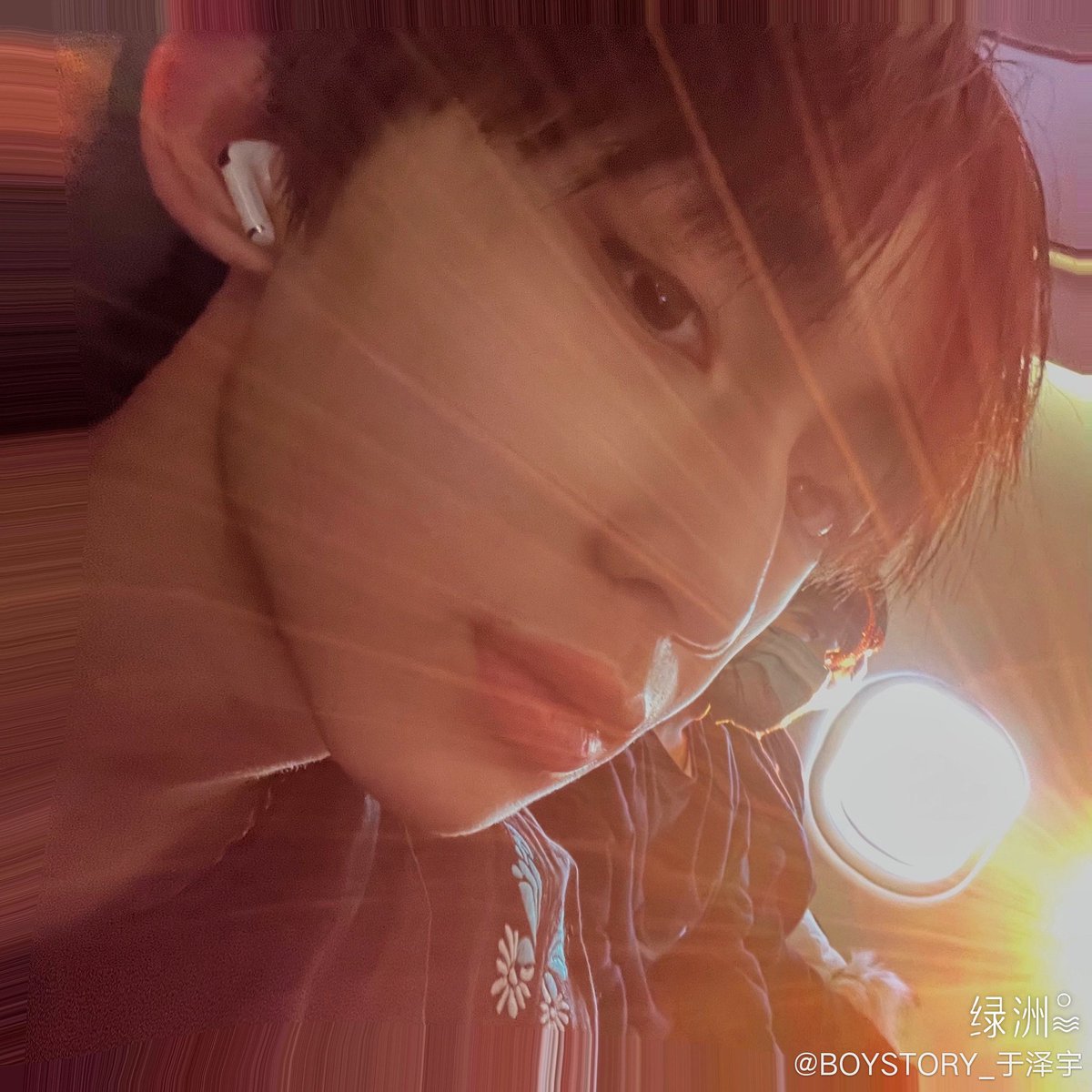 ren_gouyu's tweet photo. #Weibo_update
•
#zeyu
Photos taken by the sun on the plane🌞
#boystory  #yuzeyu #zeyu https://t.co/wfsUXmBnns