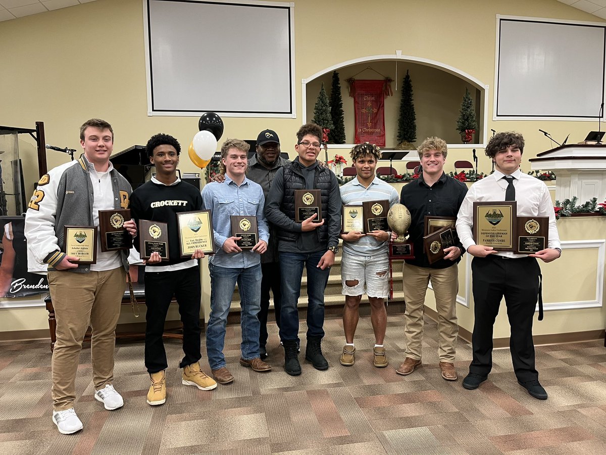 BrendenReid4's tweet photo. Glad to be back with my brothers tonight!! Blessed to receive all my awardsππ»β€οΈ #Allconferenceoffensivemvp #ThePioneeraward
#Defensemvp
#Offensemvp https://t.co/Ieqxr2HgU7