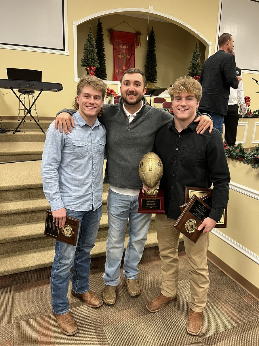 BrendenReid4's tweet photo. Glad to be back with my brothers tonight!! Blessed to receive all my awardsππ»β€οΈ #Allconferenceoffensivemvp #ThePioneeraward
#Defensemvp
#Offensemvp https://t.co/Ieqxr2HgU7