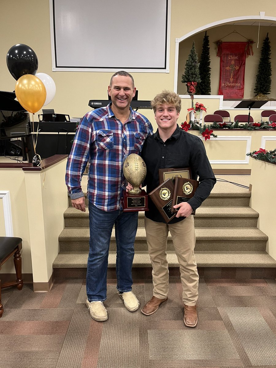 BrendenReid4's tweet photo. Glad to be back with my brothers tonight!! Blessed to receive all my awardsππ»β€οΈ #Allconferenceoffensivemvp #ThePioneeraward
#Defensemvp
#Offensemvp https://t.co/Ieqxr2HgU7