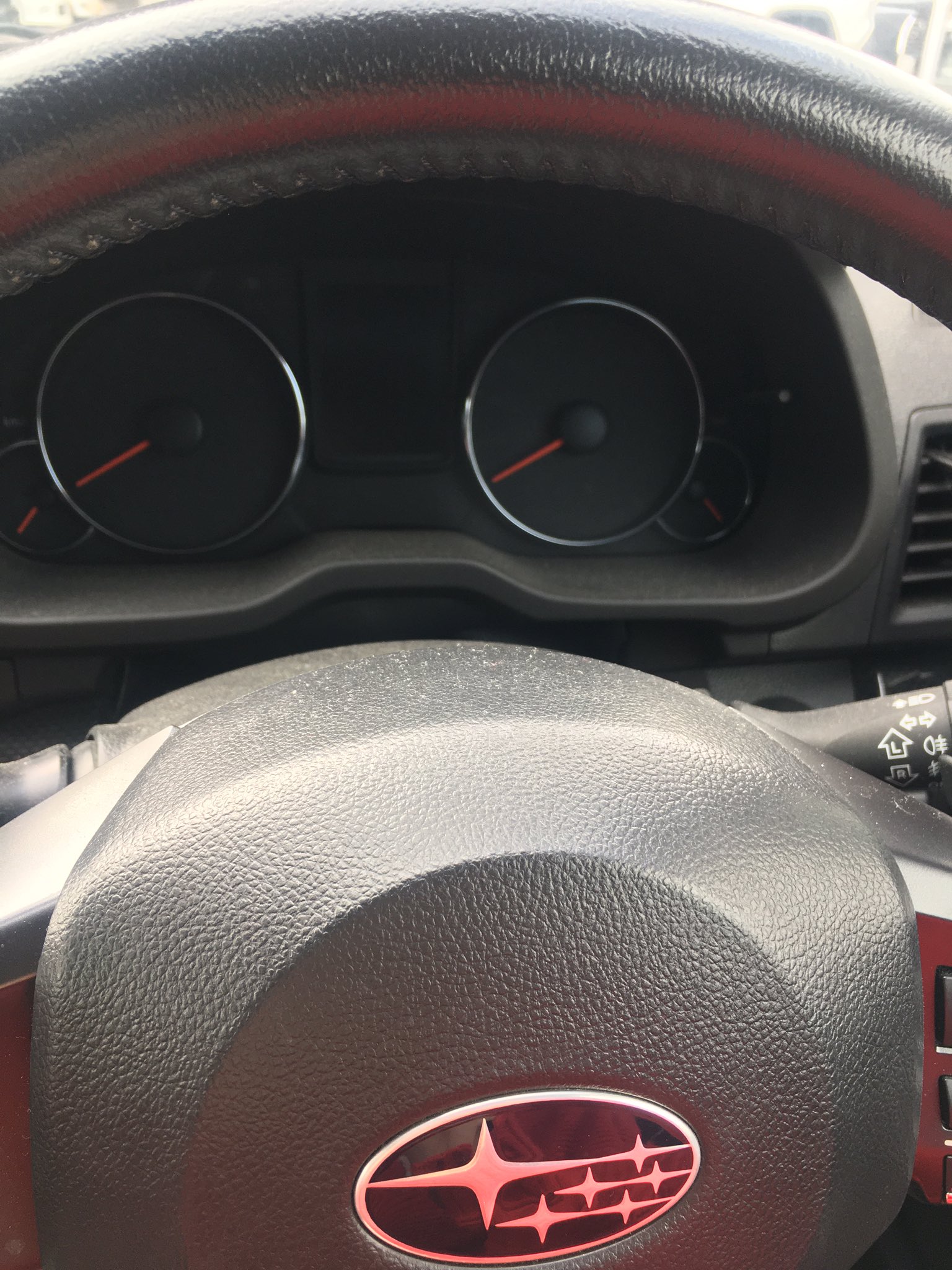 やまち やってしまったな 車のエンジンがかからない 鍵もあけれなくてキー差し込んで開けたけど警告音もならないのは バッテリーあがりの可能性が高いねんて 今年はタイヤもパンクさせてしまったしトラブル多いなぁ そそっかしいのがあかんのかな