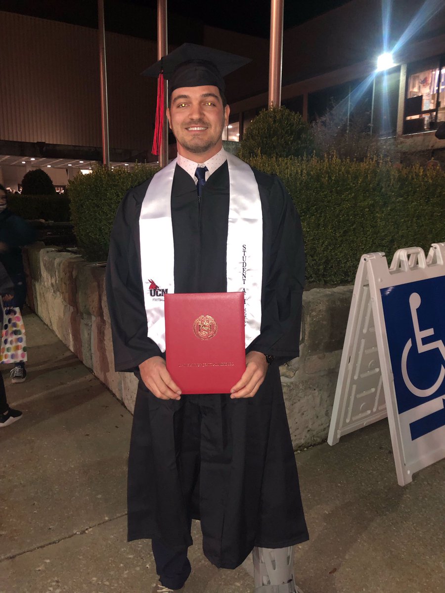 analiacarter's tweet photo. Celebrating Tommy’s graduation at the University of Central Missouri. Go Mules❤️🖤🐴🏈 https://t.co/2AxdHH5mBN