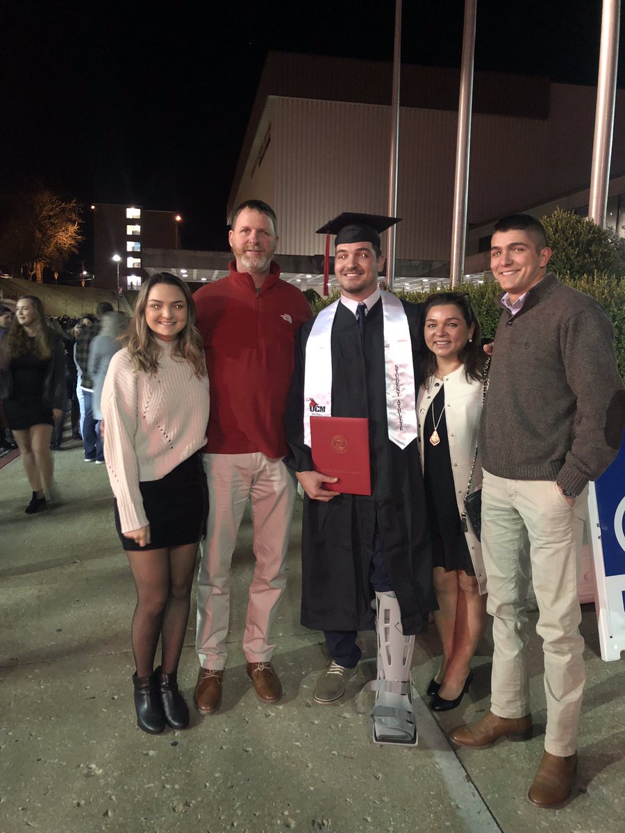 analiacarter's tweet photo. Celebrating Tommy’s graduation at the University of Central Missouri. Go Mules❤️🖤🐴🏈 https://t.co/2AxdHH5mBN