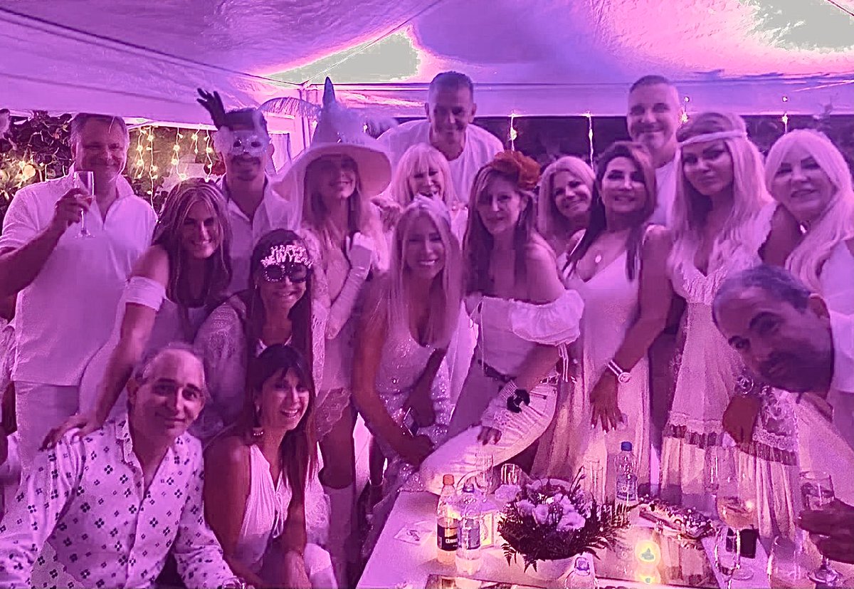 MAGOSINDIENTES's tweet photo. Hermoso grupo de #Amigos celebrando nuestra amistad en la Clásica #WhiteFest de Fin de Año !!! https://t.co/IKBS40eyYS