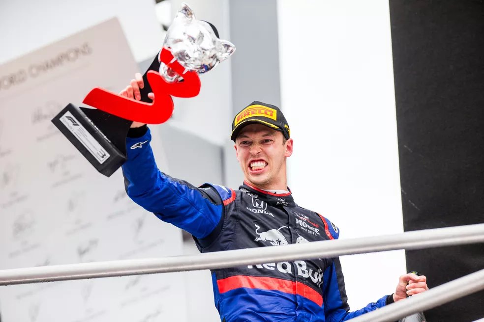 Formula1Verse's tweet photo. SEM PALAVRAS SEM PALAVRAS MINHA NOSSA SENHORA MEU DEUS DO CEU @F1vKvyat (@ManorF1V) VENCE NA ULTIMA VOLTA APOS @MickSchumiF1V (@ferraritequila) BATER SOZINHO NO CASTELINHO E PERDER A VITORIA DE FORMA DRAMATICA!!!

OCON LIDERAVA ATE A PENULTIMA CURVA ONDE ERROU E PERDEU A VITORIA! https://t.co/Nc0labcf4T