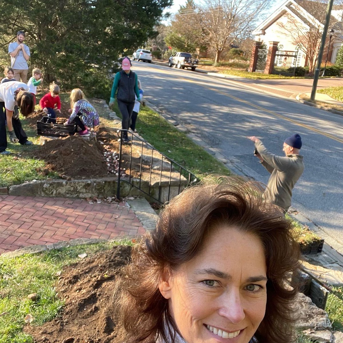 tracy_woods_'s tweet photo. Today the Brompton Oak witnessed Tulips FXBG not looking back, but looking forward, as they planted tulips at the residence of the University of Mary Washington’s president. #planthope #thinkspring #witnesstree https://t.co/tdWatRWgu5