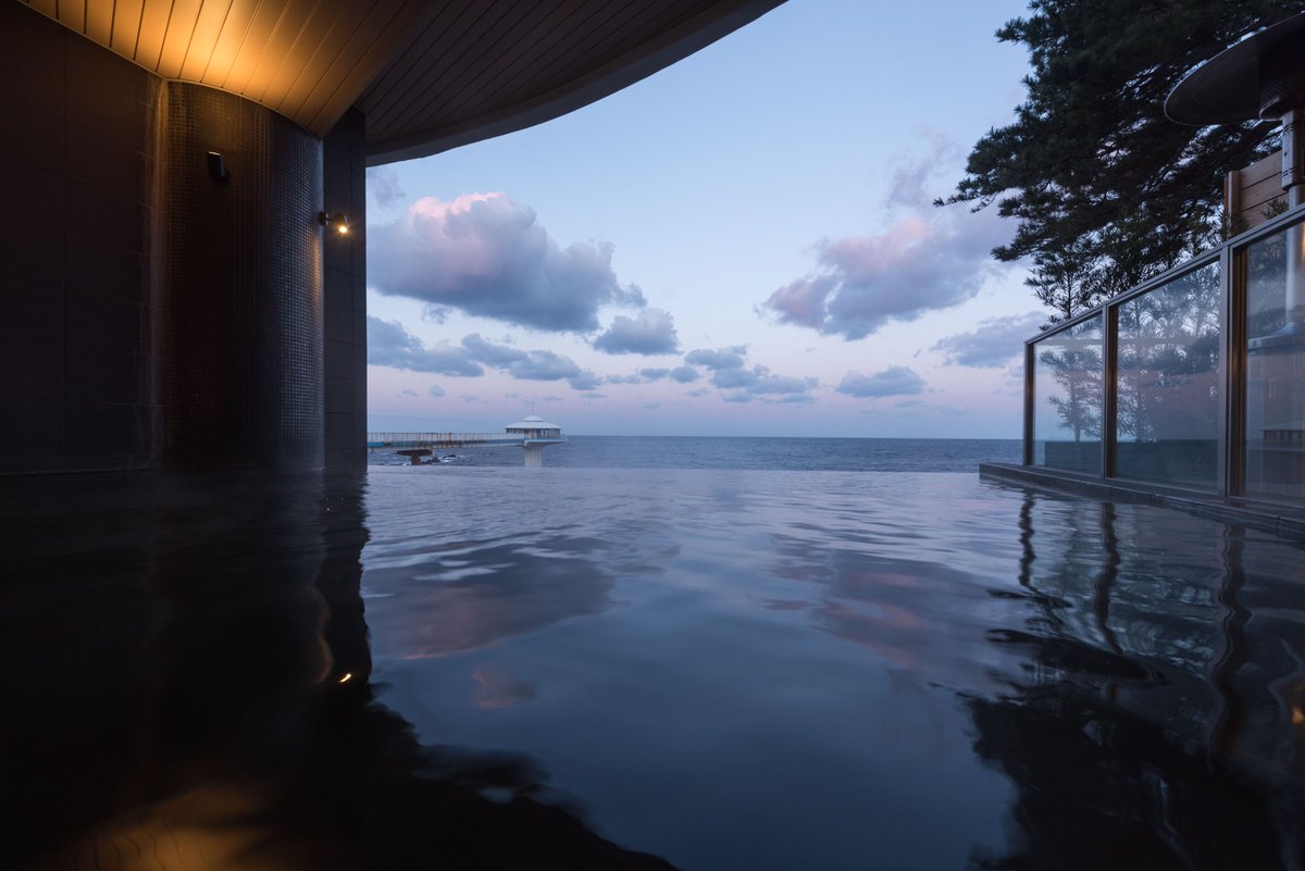 ホテルシーモア ＃キーテラス 露天風呂『三段の湯』からの景色です✨ 太平洋と一体化したかのような絶景をぜひご堪能ください✨ 営業時間  5：00～10：00、15：00～25：00 日帰利用は、13：00～20：00となっております。 https://t.co/AhD2Jk3WV6  ＃白浜温泉 ＃露天風呂 ...