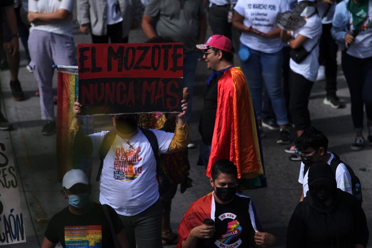 #ElSalvador "Cientos de personas se convocaron esta mañana para marchar contra las medidas impulsadas por este Gobierno. La concentración arrancó en el parque Cuscatlán y bajó sobre la Alameda Juan Pablo II hacia el Palacio Nacional." 🇸🇻 <a href="/_elfaro_/">El Faro</a>
📷: <a href="/victorpena84/">Víctor Peña</a>