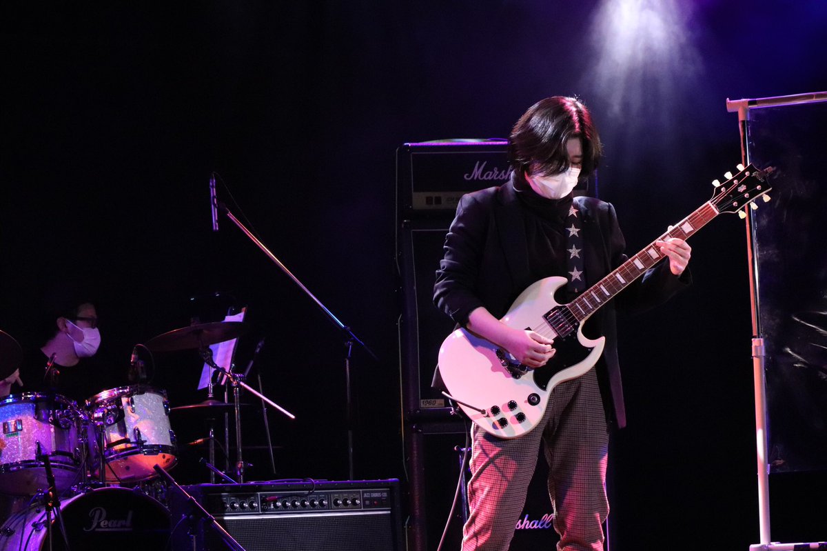 esp_o_artist's tweet photo. 先日楽器系コンテスト最後となるギタリストコンテストが開催されました🎊
出場者全員が個性溢れる演奏をし、No.1ギタリストを決めるに相応しい熱いバトルとなりました！🎸🔥
今週の土曜日からはWinter Seminarが始まります！
2021年を締めくくる良い1週間にしましょう！ https://t.co/t83PiCNfnG
