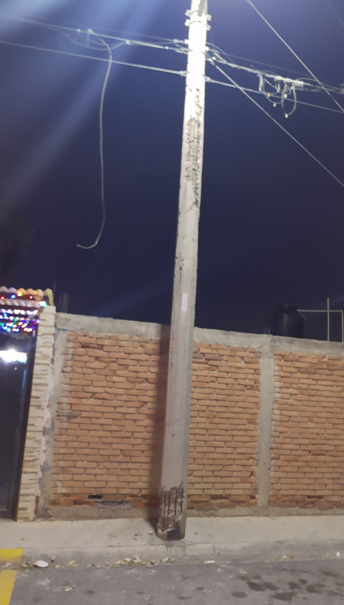 LizRz13's tweet photo. @manolojim @spublicossalt @CICsal @CFE_Contigo Buena noche, podrían restaurar este poste de luz, ya se está desgajando, se está cayendo a pedazos y le ha caído a carros, ojalá no pase a personas.
Está en calle Guatemala de la ampl. 26 de marzo.
Gracias. https://t.co/WWrrXrt2rh