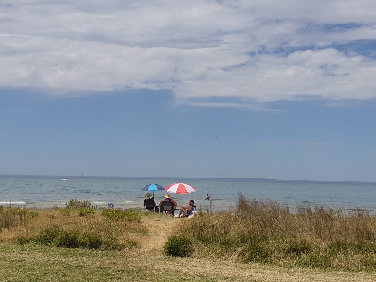 Pivotonian1838's tweet photo. Current mood #StLeanords #BellarinePeninsula #GreaterGeelong 35C https://t.co/G1UtXdCHt1