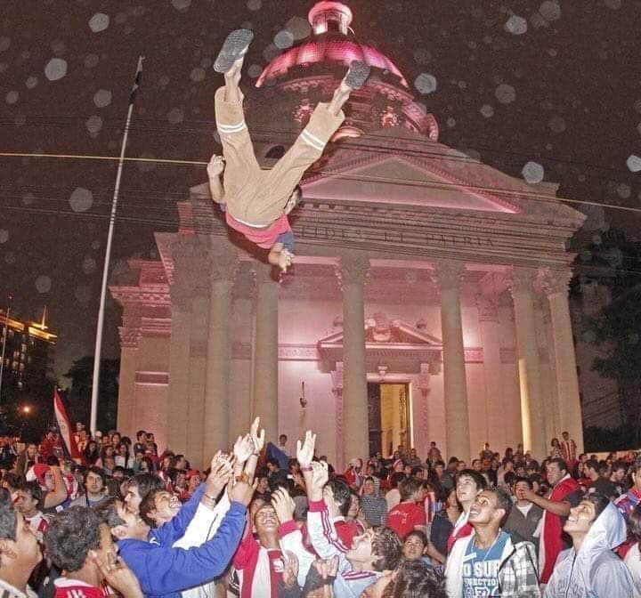 adelesmuffin's tweet photo. NADIA ESA CORONA YA LA TRAES ACAAAA AAAAA https://t.co/sb6jLn52YJ