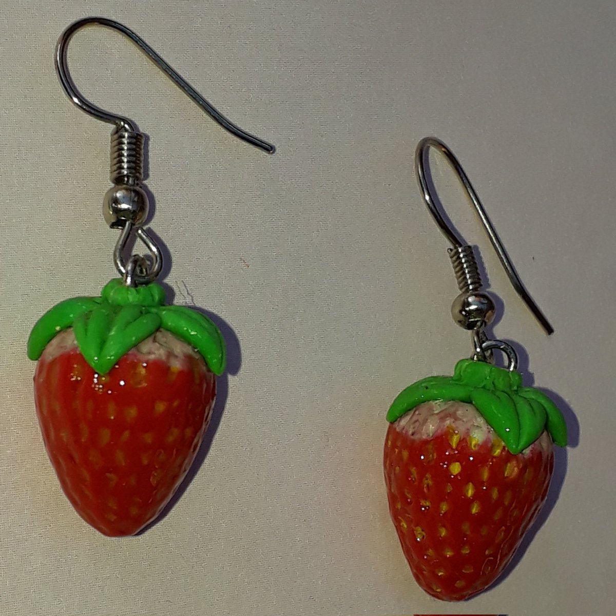 SmBiscuit's tweet photo. 🍓 Moranguinhos 🍓

Feitos em porcelana fria.
Peça única!!

#biscuit #porcelanafria #brinco #morango #ShopeePromo1212 #garden #cottage #cottagecore #strawberry https://t.co/FXFnBath0a