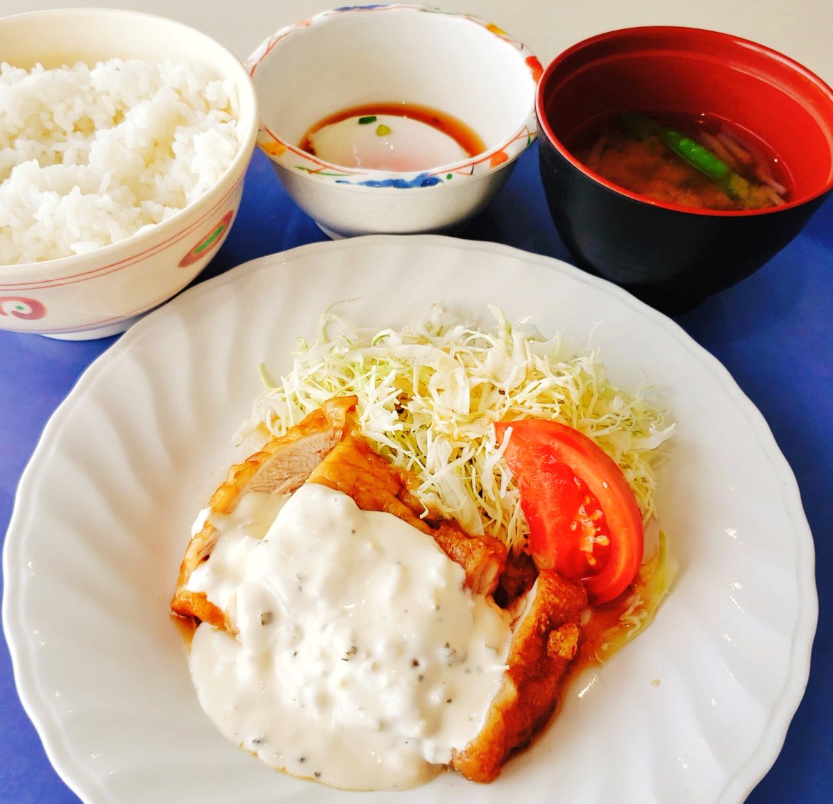 社食ランチ♪ 今日は、『チキン南蛮』です♪ 昼飯、夕飯の献立メニューに如何でしょうか。