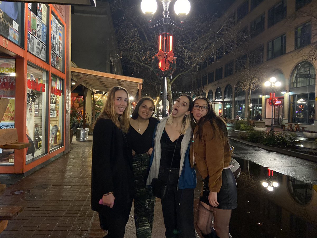ninaulb's tweet photo. I love my besties so much 🥰 @vv2476 @sarahlasoff https://t.co/61UMS2hw7z