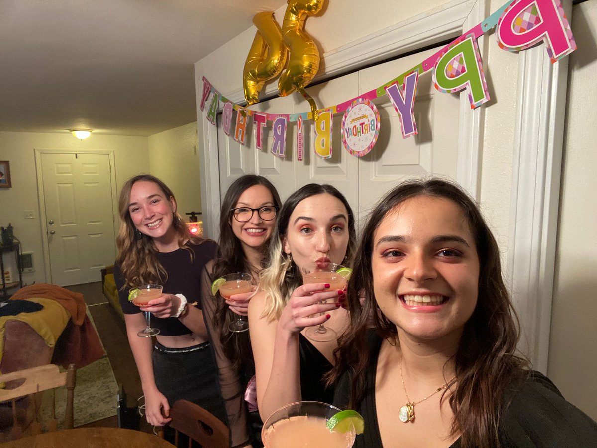 ninaulb's tweet photo. I love my besties so much 🥰 @vv2476 @sarahlasoff https://t.co/61UMS2hw7z