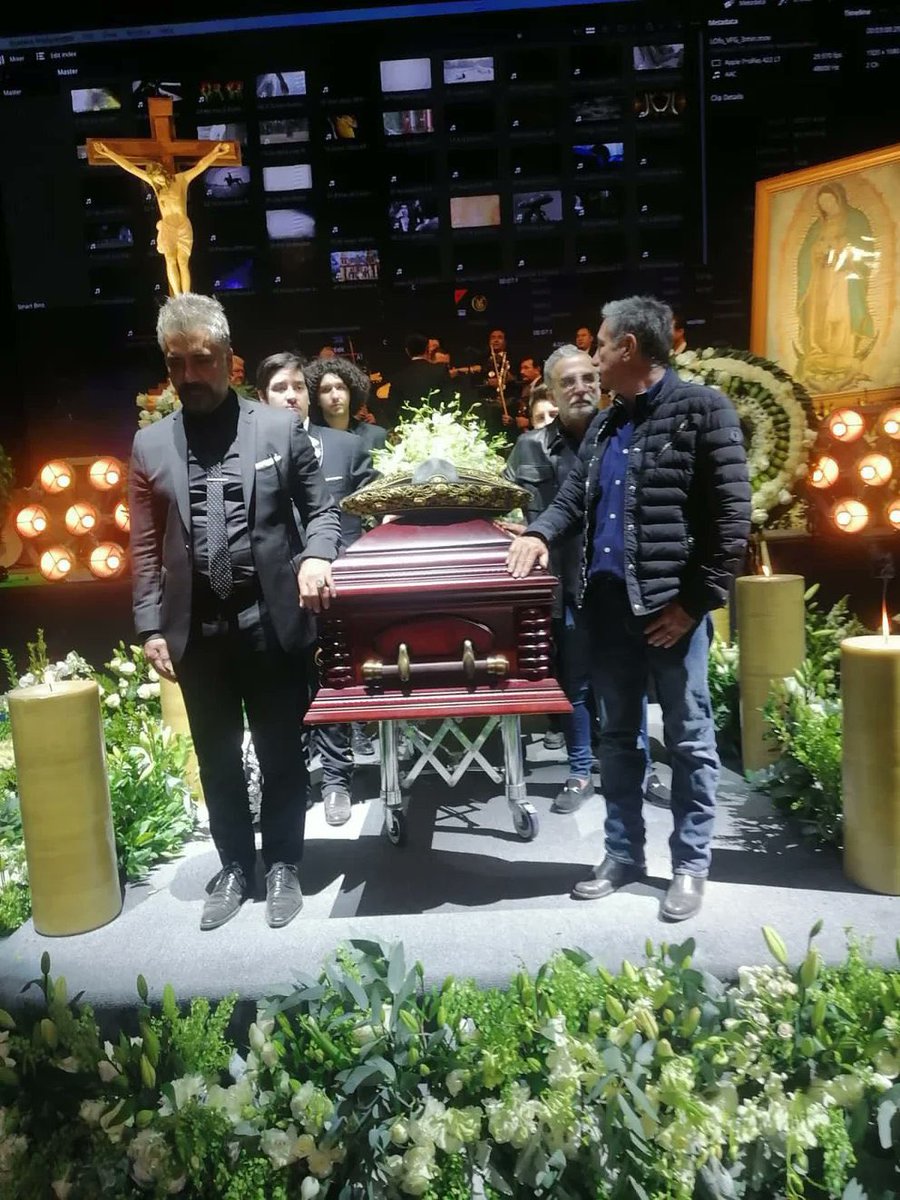 La primera guardia de honor a Don Vicente Fernández la realizaron “Los Tres Potrillos” Alejandro, Gerardo y Vicente, junto a su féretro en el homenaje que se le rinde en la Arena VFG #VicenteFernandez