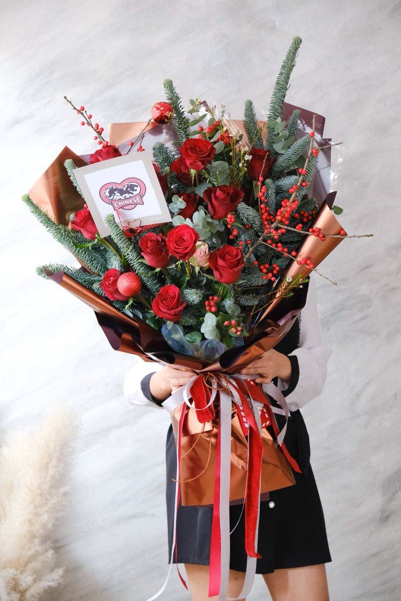 PerthsaintC's tweet photo. Congratulations to SaintSup 1213 (2)

Christmas Bouquet ❤️���🤍

#มาม๊าครับเซ้นต์จบแล้วนะ
#PerthSaintSation https://t.co/SiSkS3CfpD