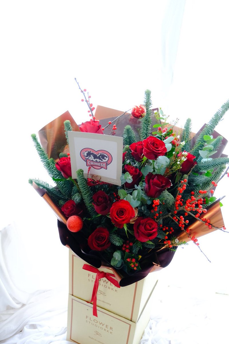 PerthsaintC's tweet photo. Congratulations to SaintSup 1213 (2)

Christmas Bouquet ❤️���🤍

#มาม๊าครับเซ้นต์จบแล้วนะ
#PerthSaintSation https://t.co/SiSkS3CfpD