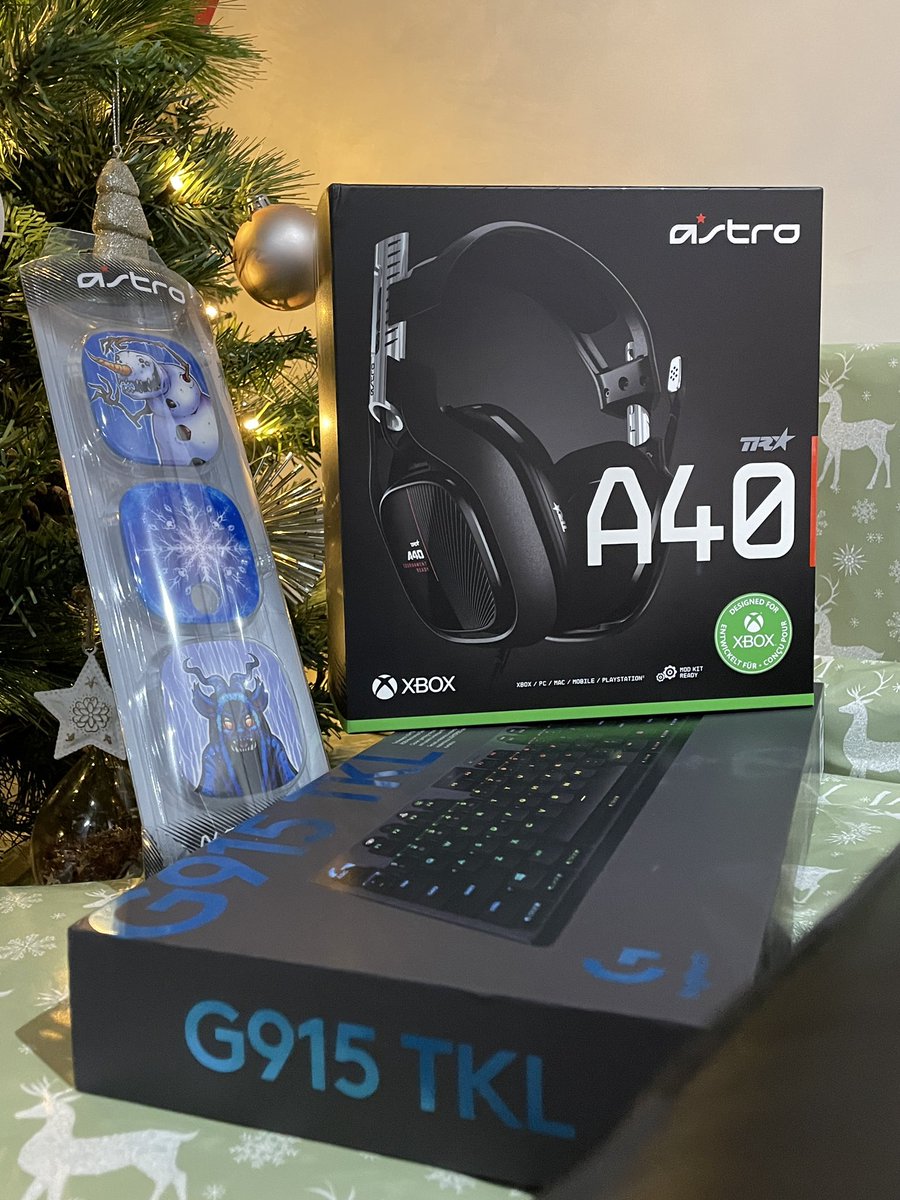 hcyIee's tweet photo. Spreading some #HolidayMagic with a huge giveaway to end the year thanks to @ASTROGaming &amp; @LogitechG_ANZ 🎅🏽

🎁 Logitech G915 TKL Keyboard 
🎁 Astro A40 TR Headset 
🎁 Limited edition Speaker Tags

Follow &amp; RT to enter this special #Collab 🎄 https://t.co/qfZw2kmUDo