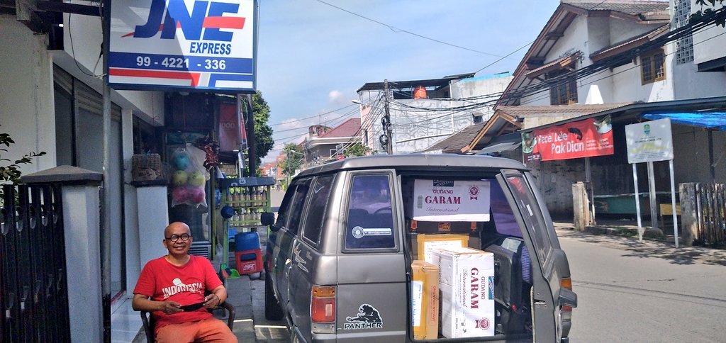 maman1965's tweet photo. Ada yang bilang, ngapain sih ikut2an ngurusin keputusan pengadilan...

Iya, deh, saya kirim2 buku aja ke daerah2, biar anak2 Indonesia makin cerdas, adil dan beradab.

11 Paket utk 11 daerah. Nuhun free ongkirnya @JNE_ID @JNEBekasii https://t.co/kdSKN4ClE3