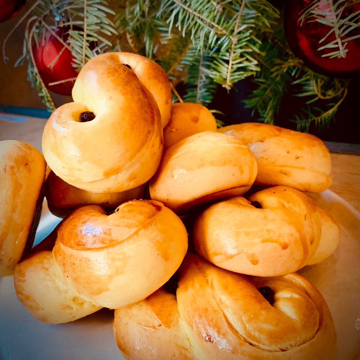 ノルウェー大使館 12月13日は聖ルシアの日 ルシア祭 です アドヴェント 中 冬至にちかく暗闇が最も深くなる時期に光をもたらす行事として 現在も各国でひろく祝われています 大使館でも手作りの ルッセカット ルシア祭に登場する黄金色の