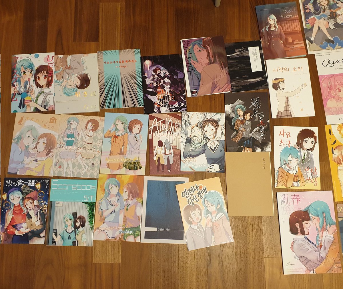 트친님이 갑자기 사요츠구에 치이셨다고 해서 그동안 모아온 회지들 양도해드렸음...아쉽기도 하지만 회지들도 한번이라도 더 읽히는게 행복하겠지 싶어서...ㅋㅋㅋ모아두니까 50권 좀 넘더라...