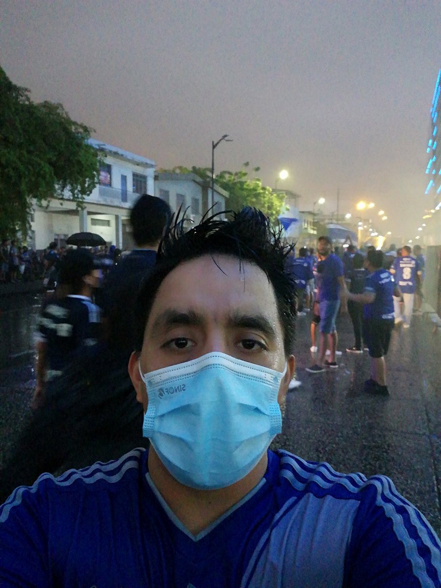 jeffhito's tweet photo. Lo bueno que sigue lloviendo, así nadie notará mis lágrimas😢, Gracias Emelec, hoy el mal tiempo no ayudó, el gramado en pésimas condiciones, aplausos para la gente, NUNCA SE CALLÓ 💙 A PESAR DE TODO TE AMO @CSEmelec #Mojadito https://t.co/wkNub7R2nM