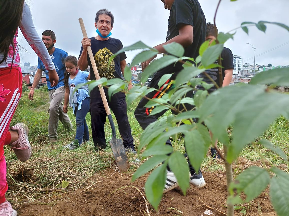 Revitalizante parque #Metamorfosis #meta #huertasurbanas #manizales los peques logrando las sonrisas de las plantas, su aroma que nos abraza en amistad, somos seres de galaxias milenarias 🤖🌌