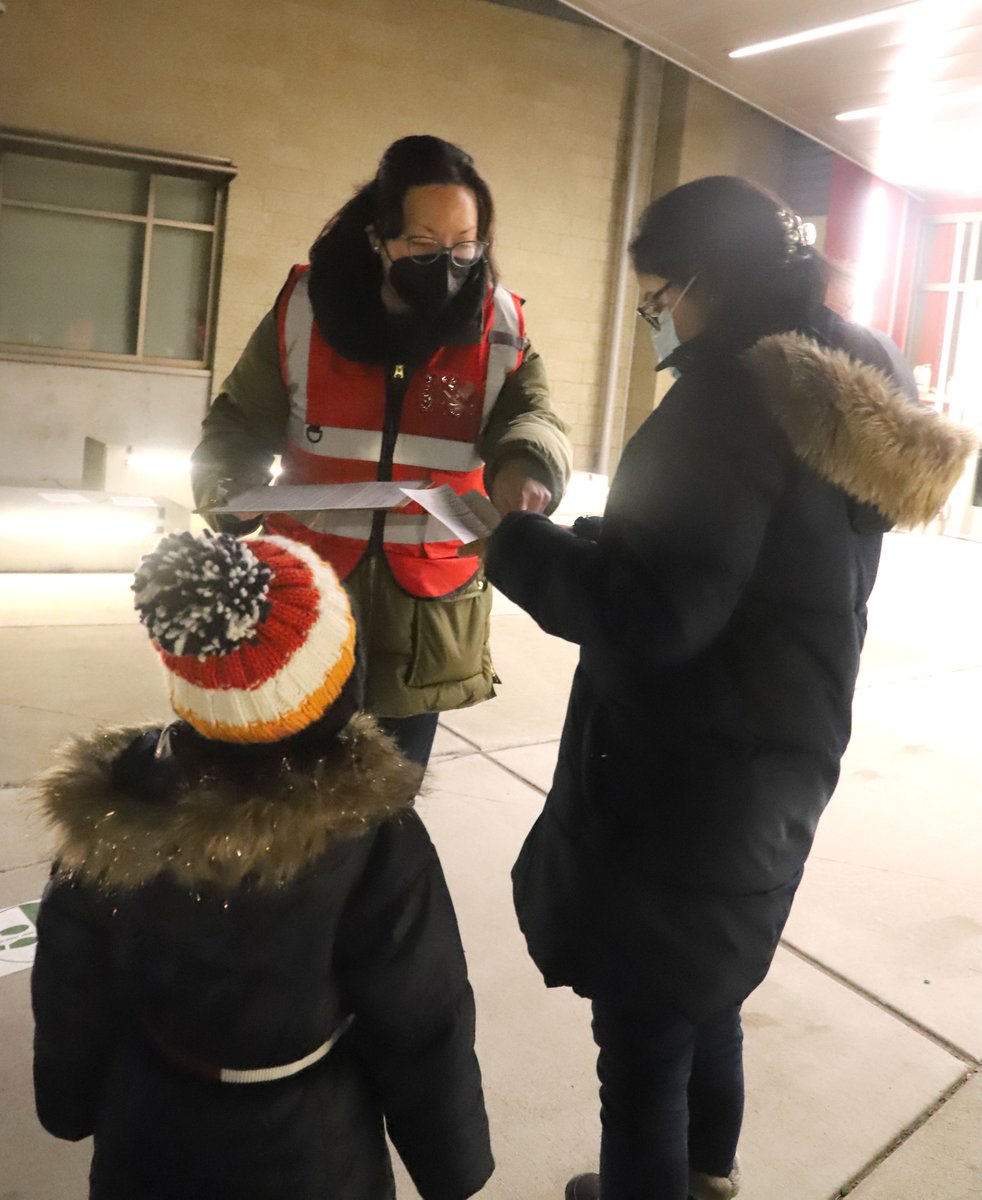 TheBSD405's tweet photo. Bellevue HS Health Occupation Student Association (HOSA) members volunteered to check in families visiting our vaccination clinic for children ages 5-11 on Dec. 3. Learn how #HOSA prepares students to become leaders in health science: https://t.co/RG72hQWsOU
#BSDinspires https://t.co/JMRMkM7x0A