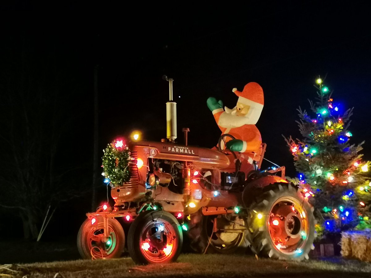TrishaBourque's tweet photo. Santa likes #PEIfarms I hope he brings us some Christmas magic for our @PEIPotatoes https://t.co/IonLxiv6QU