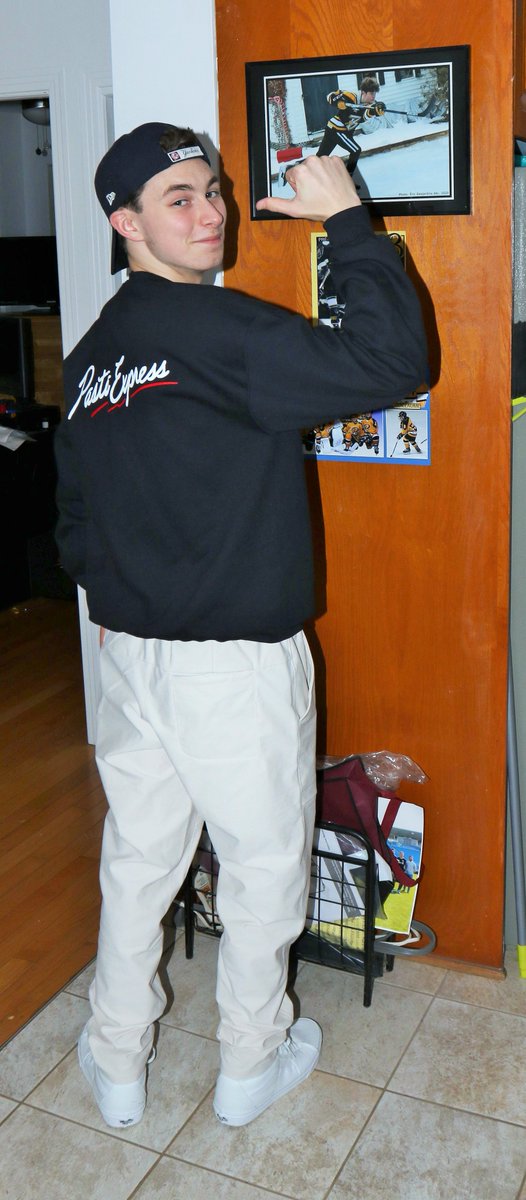 Premier Party de Noël de la job à Guillaume! Mais, grosse semaine d'examen oblige de rentrer tôt!!!! Le kid est tout de même heureux!!! Next step Grasset!!!