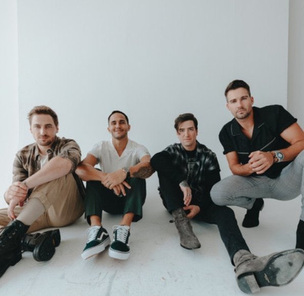 BigTimeWindows's tweet photo. RUSHERS!!! We need to do this trend: 

BTR IS HERE
CALL IT LIKE I SEE IT
BIG TIME RUSH

USE IN UR TWEETS! https://t.co/oX9RXvqiXg