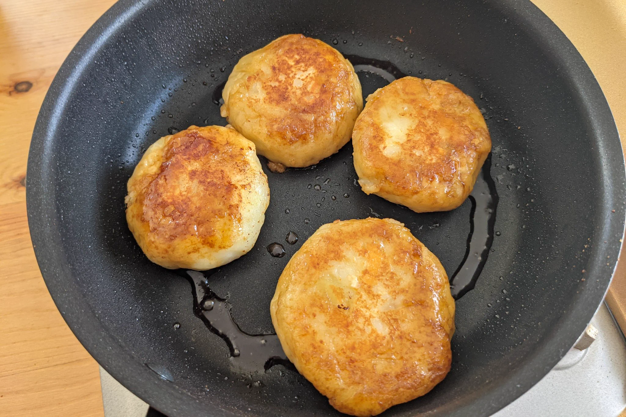 バター&チーズの組み合わせがたまらなく美味しそう！おやつにもぴったりそうな「いももち」レシピ！