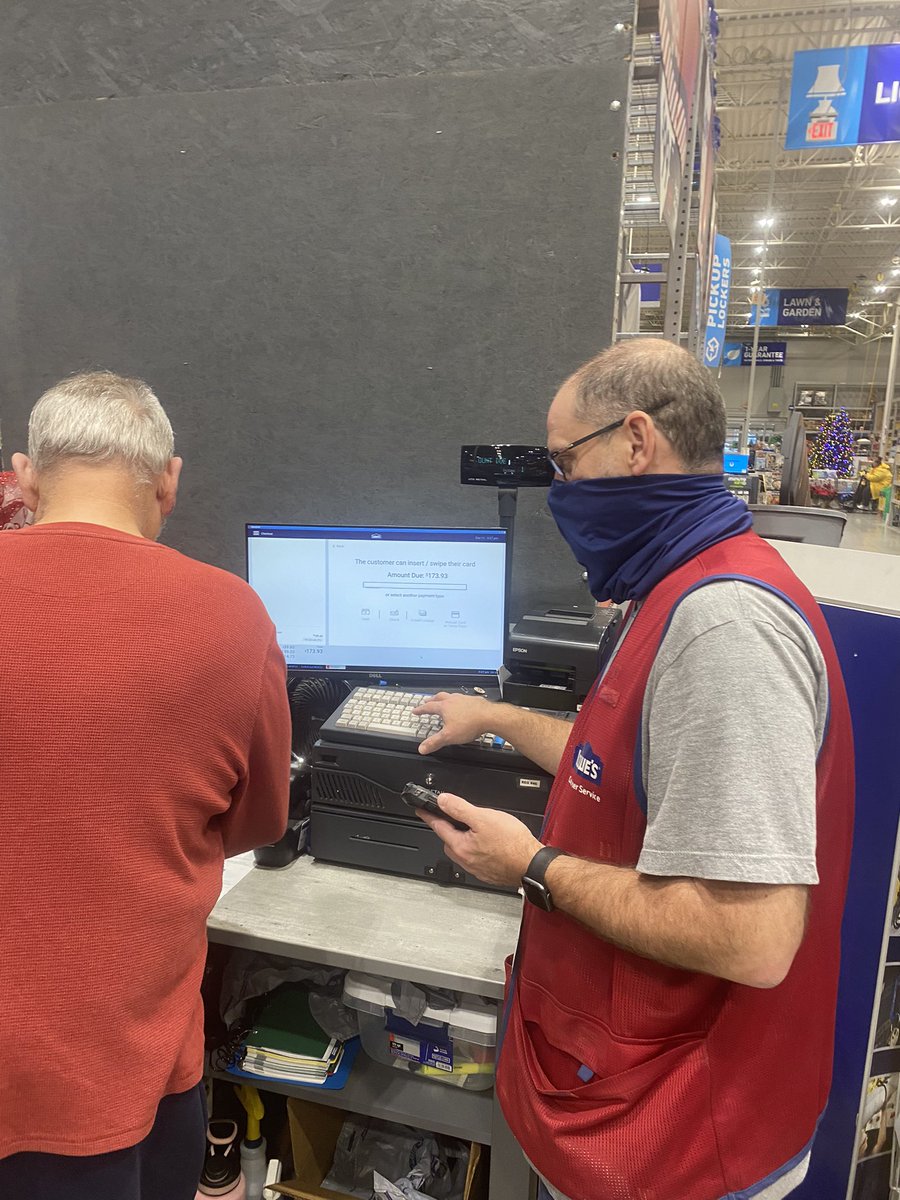 lowes0637's tweet photo. Associate Tim started customer service in the aisle and took the customer through the register and to the car to complete the experience! Great job Tim! #smartcustomerservice @dwest110 @Lowes @867District https://t.co/FFvPJaAw3w