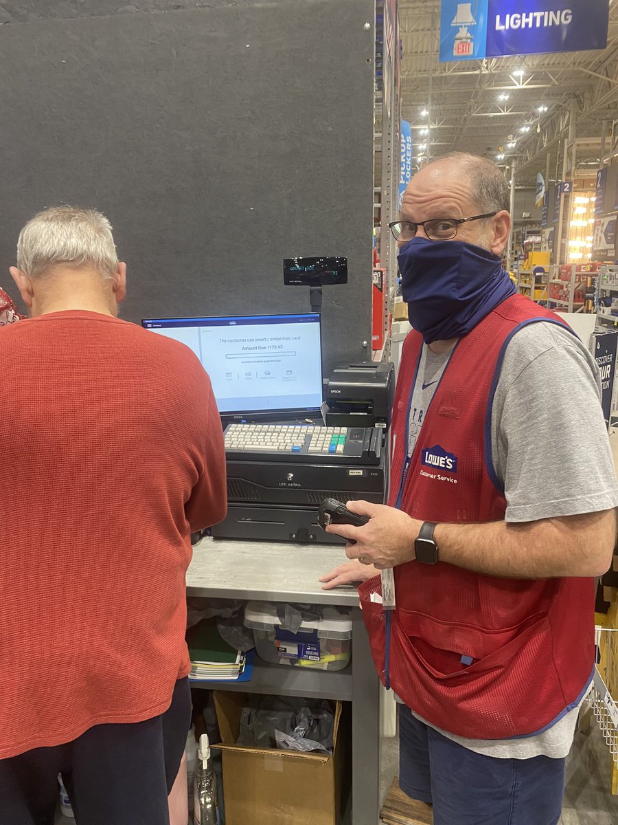 lowes0637's tweet photo. Associate Tim started customer service in the aisle and took the customer through the register and to the car to complete the experience! Great job Tim! #smartcustomerservice @dwest110 @Lowes @867District https://t.co/FFvPJaAw3w