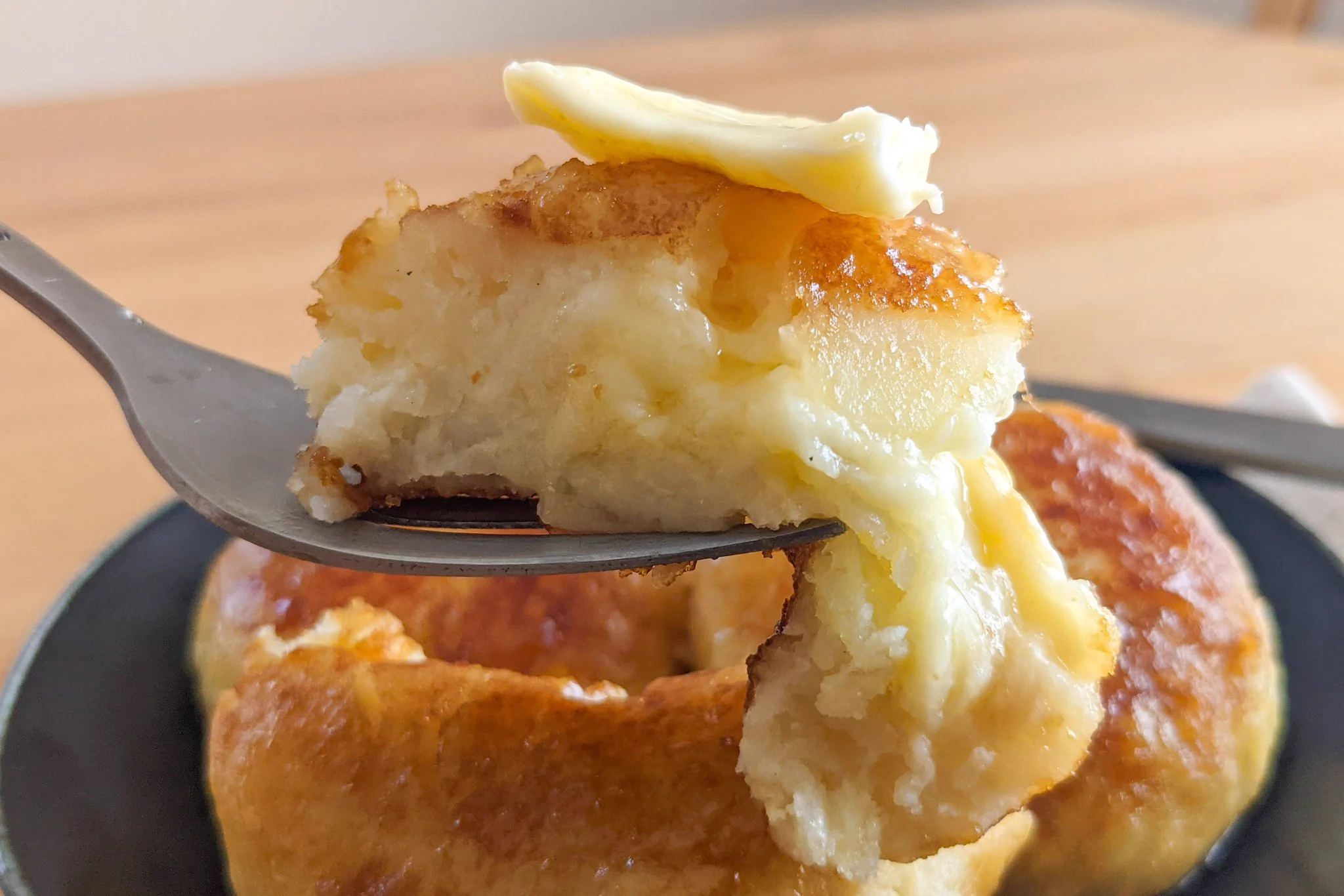 バター&チーズの組み合わせがたまらなく美味しそう！おやつにもぴったりそうな「いももち」レシピ！