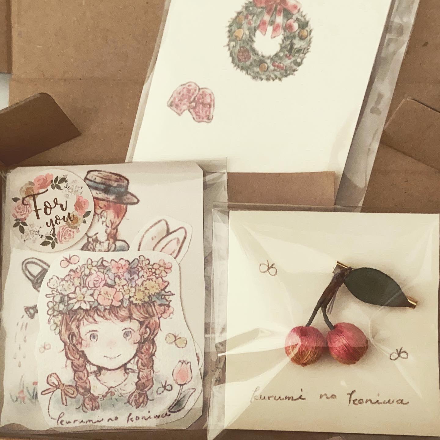 布花 くるみのこにわ さくらんぼ ブローチ ツバキブローチとポインセチアのコサージュをご購入いただきました リピーターさん ご購入感謝です さくらんぼ ブローチはまだ在庫がございます さくらんぼ 布花 染め花 布花アクセサリー