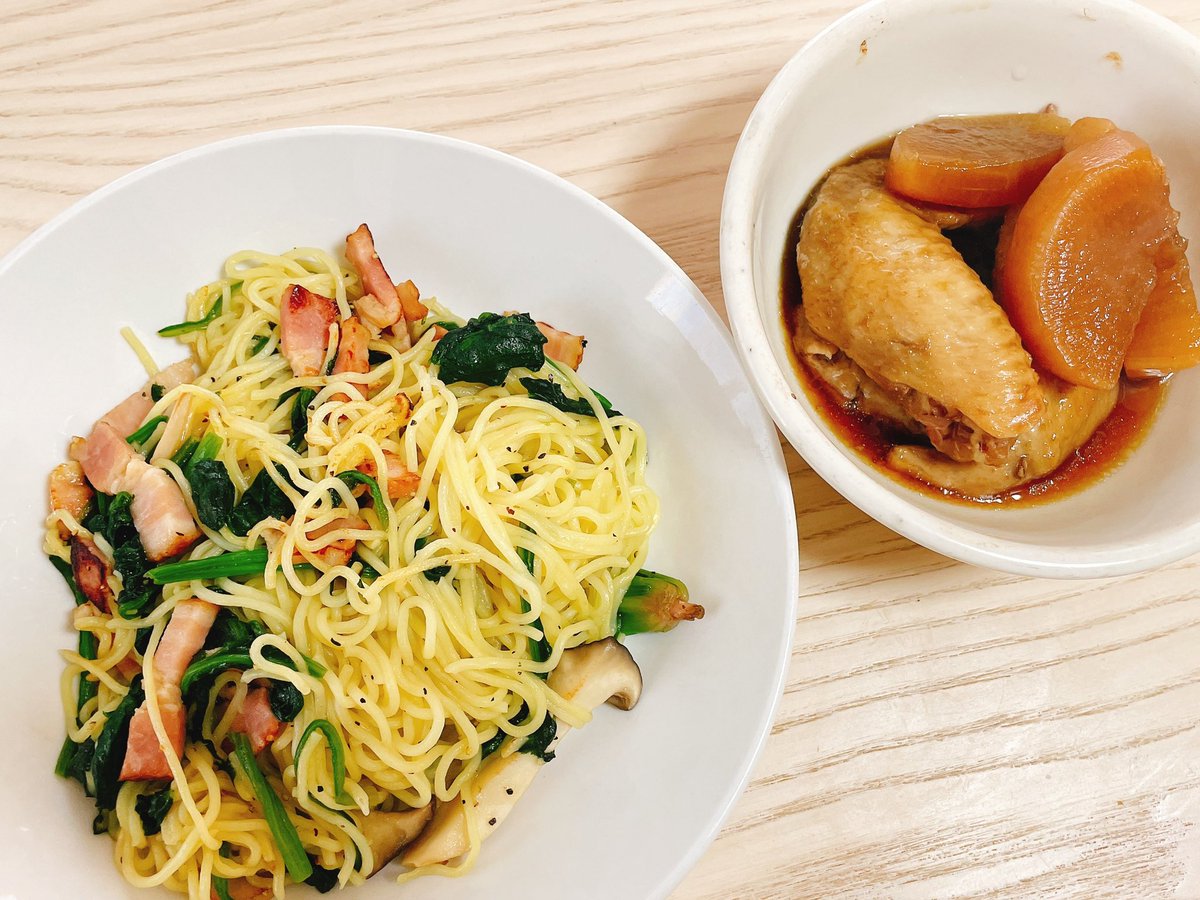 working_on_eigo's tweet photo. Dietary records:
Dec. 13th, Lunch
美味しい😋
#friednoodles
#stewedchicken https://t.co/J5PvIQGP0z